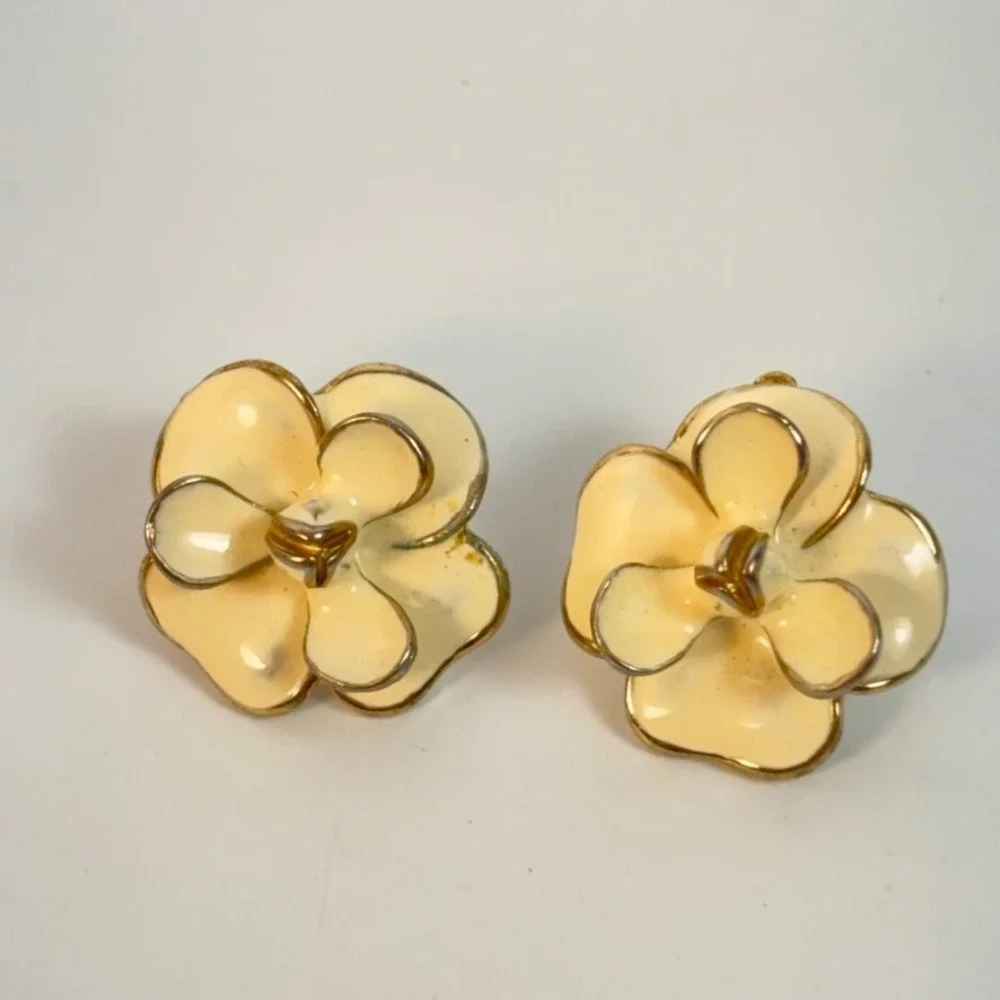 Vintage Flower Stud Earrings Cream Enamel Gold Tone Boho Cottagecore Y2K